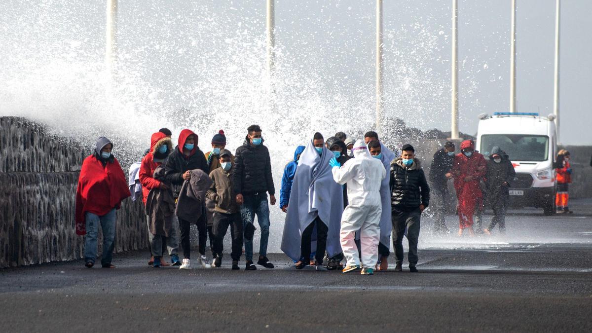 Hospitalizan a cuatro ocupantes de la patera rescatada al norte de Lanzarote