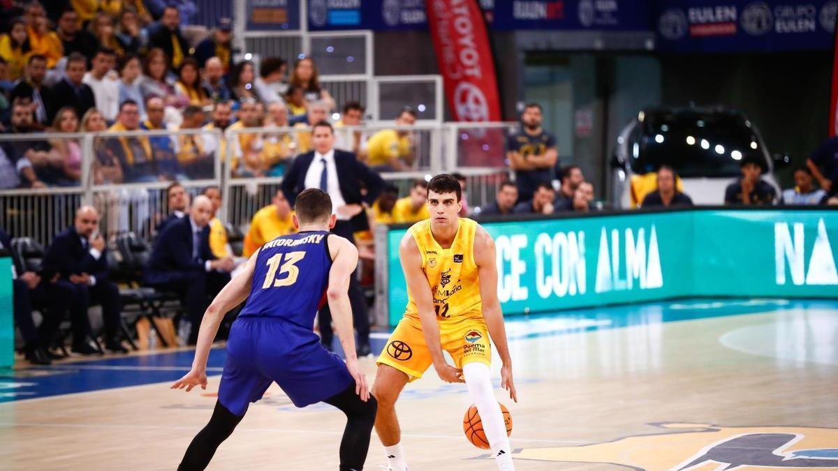 Alocén, en un mano a mano ante Tomas Satoransky, del Barça, en un duelo del curso pasado.