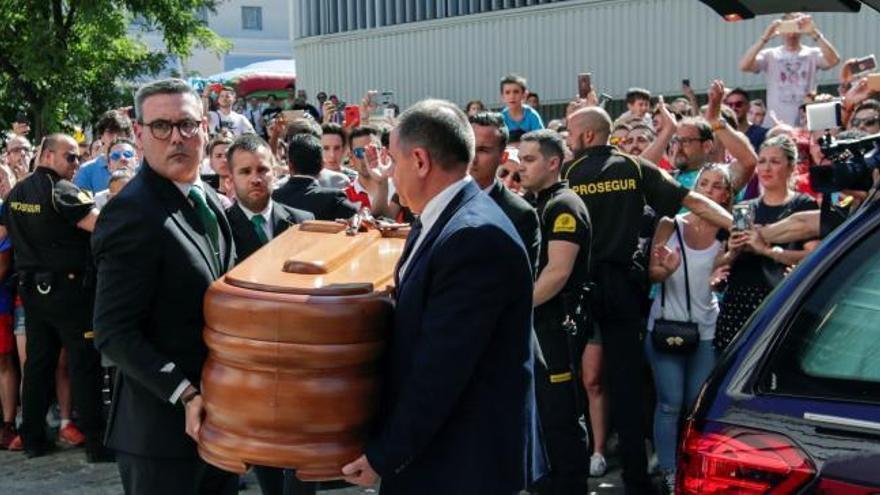 El cuerpo de José Antonio Reyes, recibido como "leyenda" en el Sánchez-Pizjuán