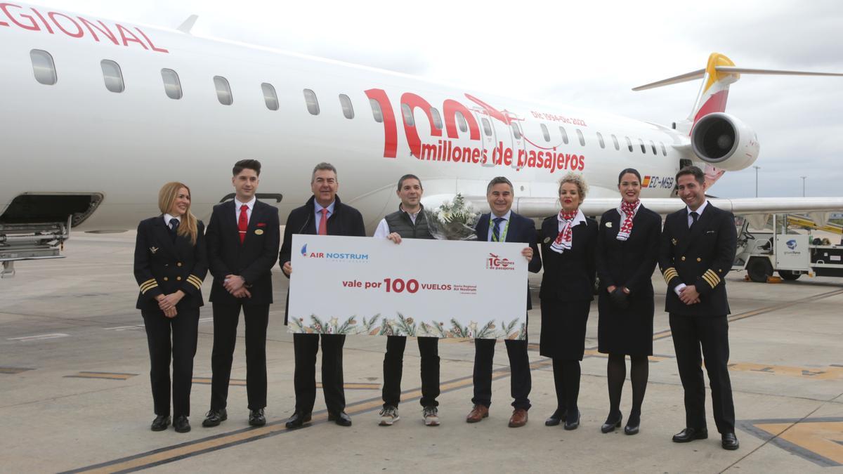 Carlos Bertomeu, junto al pasajero 100 millones, José Carlos Castilla y la tripulación del vuelo.