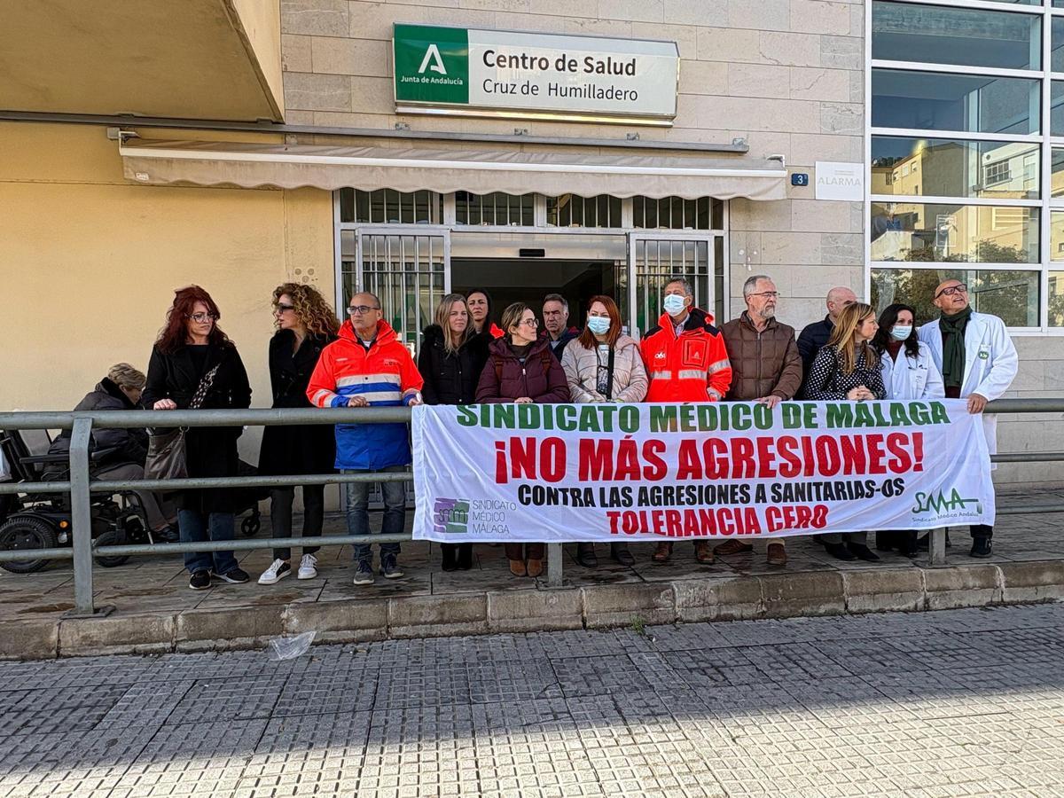 Concentración de médicos en el centro de salud Cruz de Humilladero para denunciar la agresión