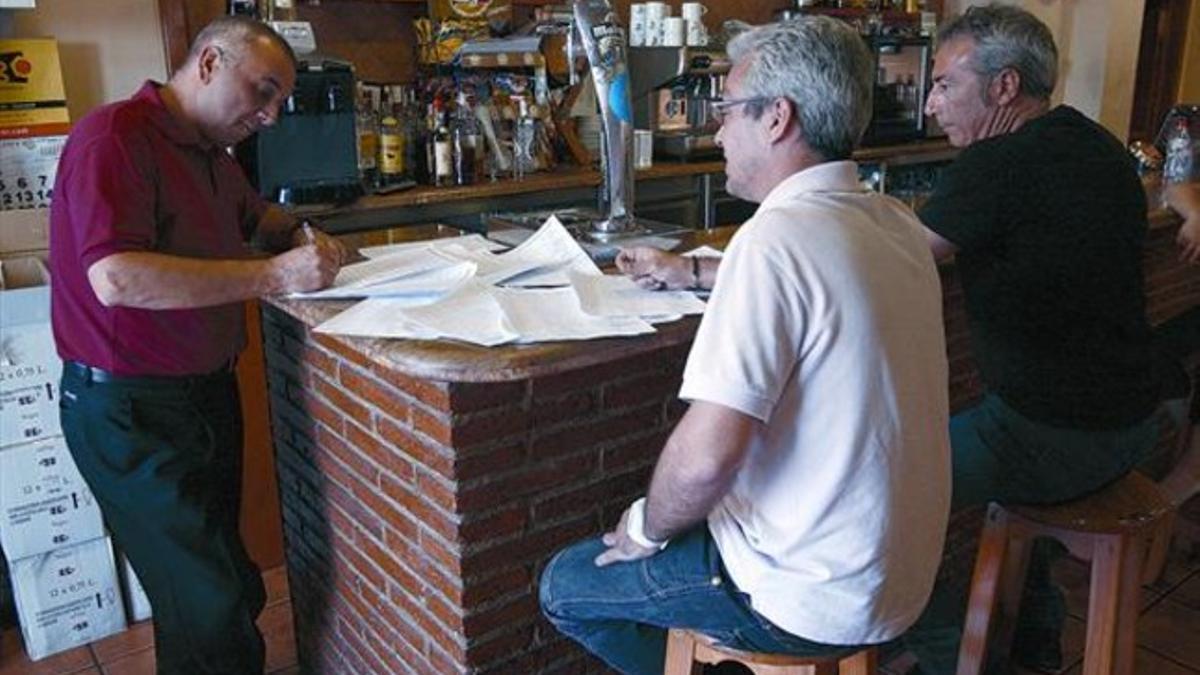 Amigos y familiares de Óscar Sánchez recogen firmas en un bar de Montgat.