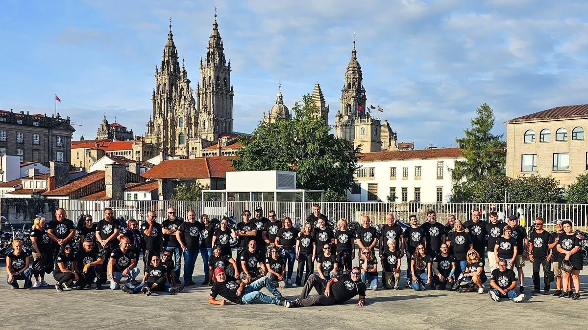 Foto de familia de los Star Riders que visitaron Compostela