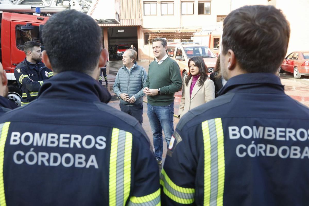 El alcalde de Córdoba visita a los bomberos y Policía Local por ...