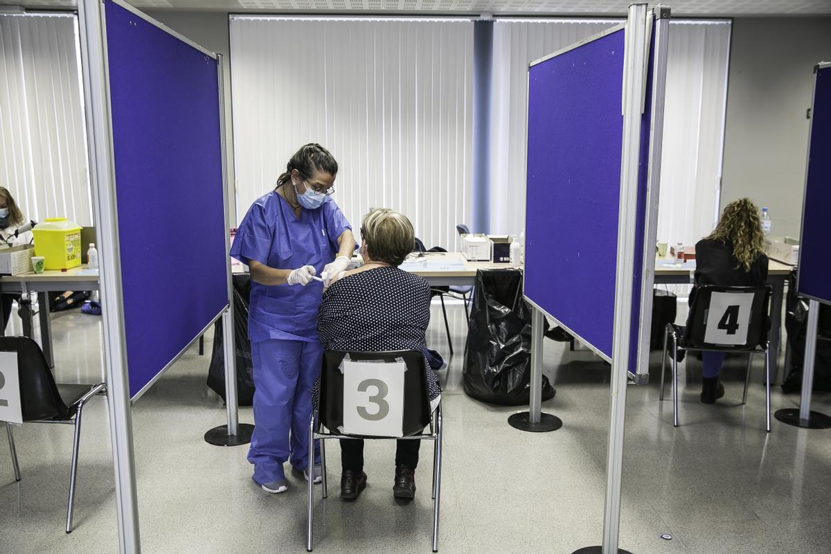 Espaiar les dues dosis vuit setmanes protegiria totes les persones de més de 48 anys al juny Espaiar les dues dosis vuit setmanes protegiria totes les persones de més de 48 anys al juny