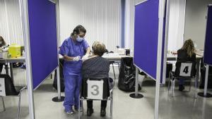 Espaiar les dues dosis vuit setmanes protegiria totes les persones de més de 48 anys al juny