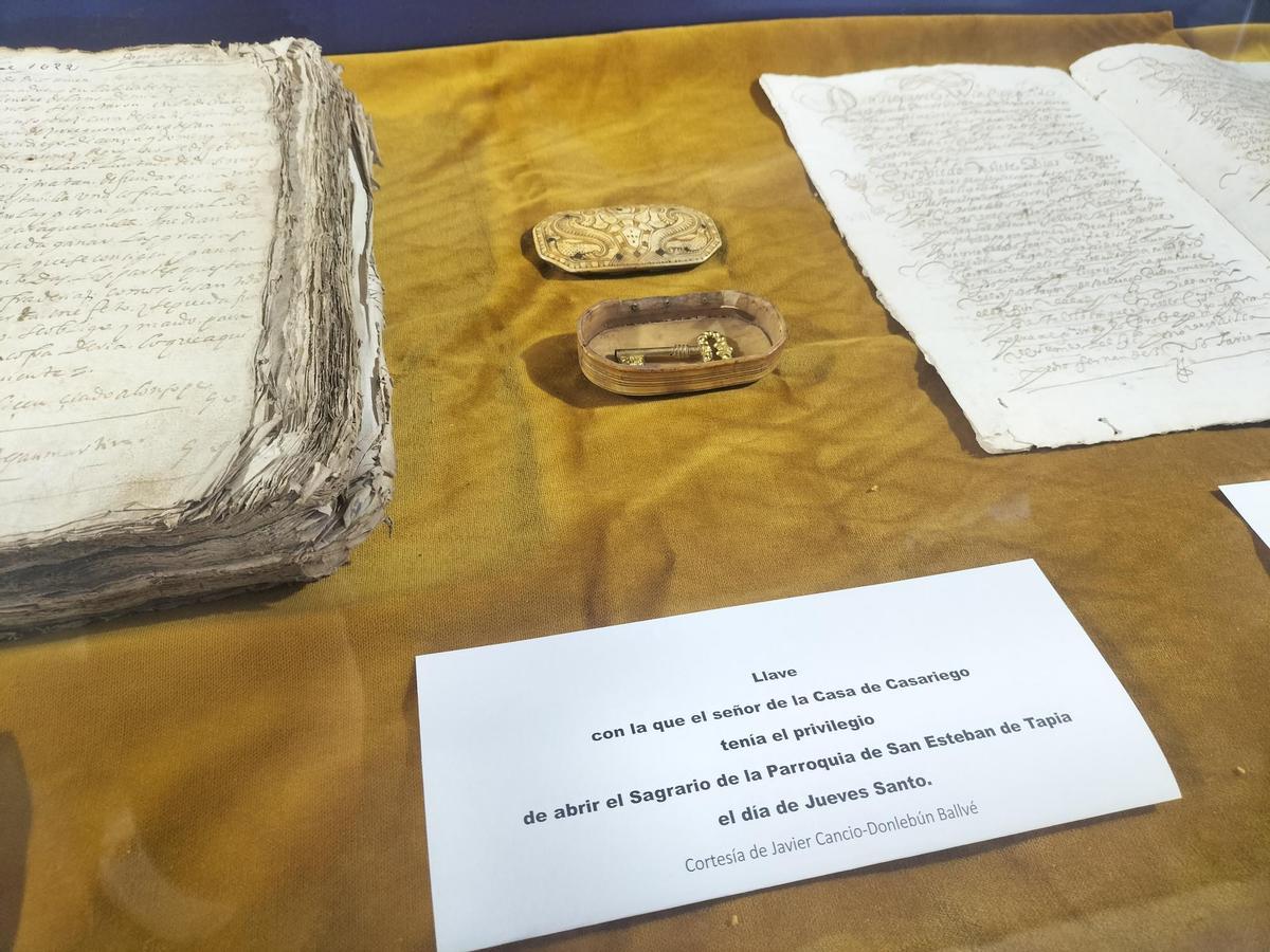 Tapia muestra una exposición histórica: los manucristos de la creación de la Cofradía del Carmen, hace 400 años