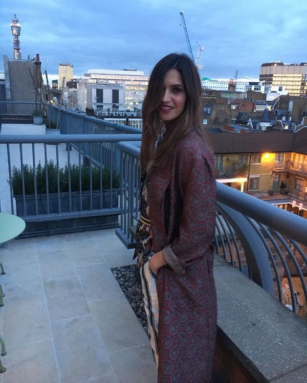 Sara Carbonero con un conjunto de Burberry en Londres