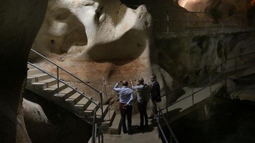 Visitantes, en la Cueva del Tesoro