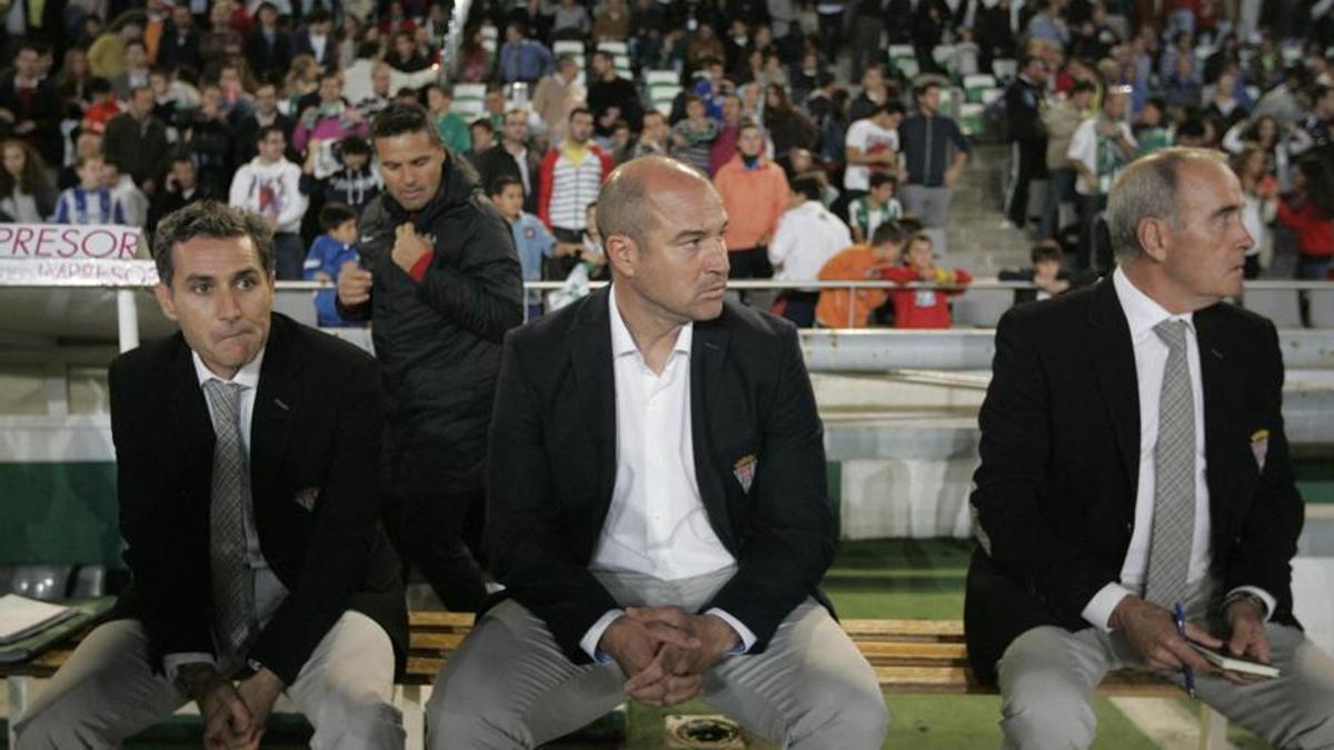 Rafael Berges, en el centro de la imagen, durante un encuentro en El Arcángel.
