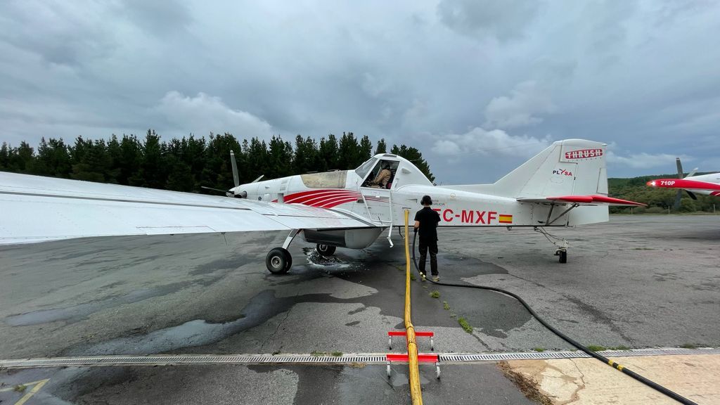 Así preparan los aviones de extinción en la base de Plysa en Doade