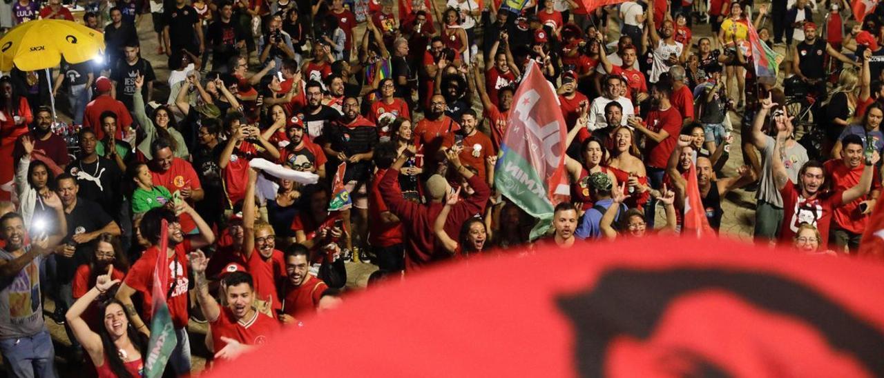Simpatizantes de Lula celebran su victoria aunque sin poder evitar ir a una segunda vuelta.