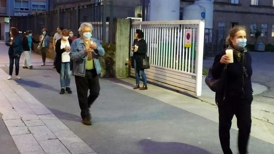 Participantes en el paseo nocturno con velas por el centro de Pontevedra. // Cedida