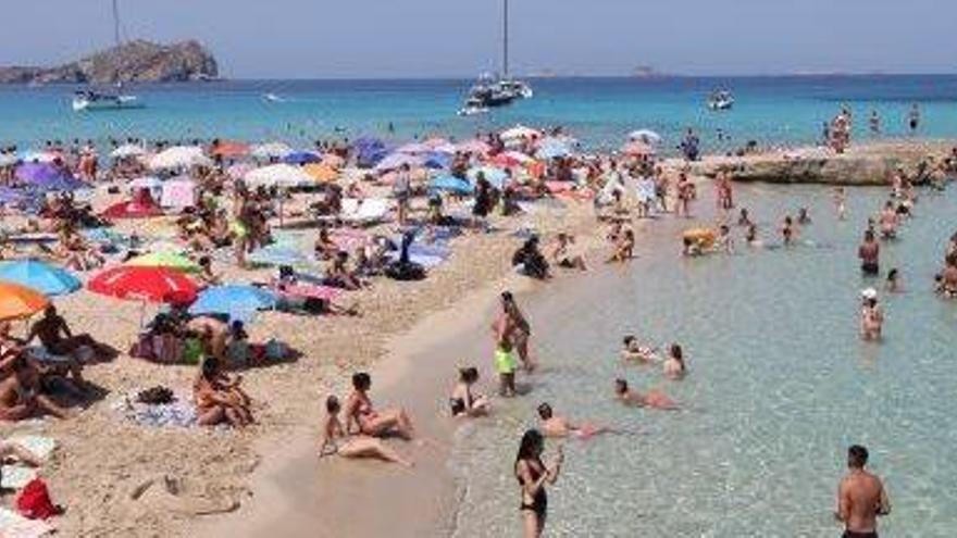 Turistas hace unos días en Platges de Comte.