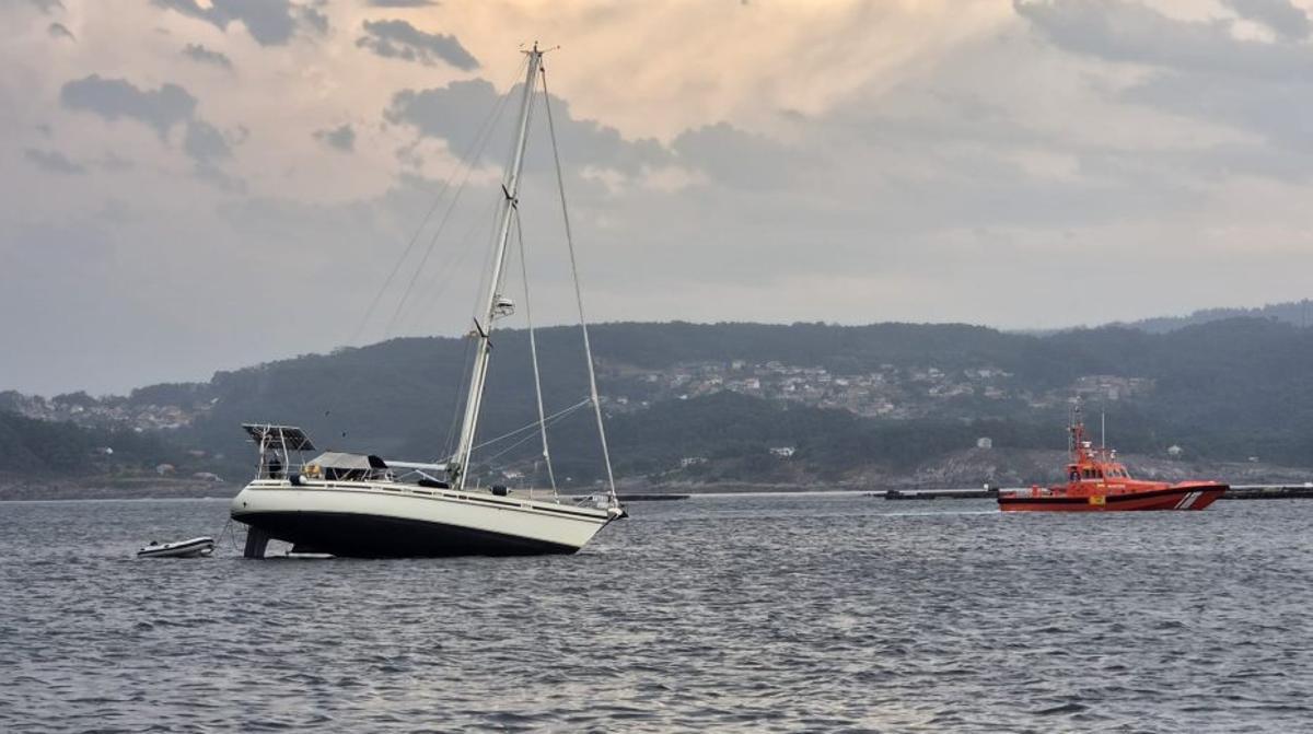 La Salvamar Mirach rescatando al velero portugués en la ría de Aldán. | FDV
