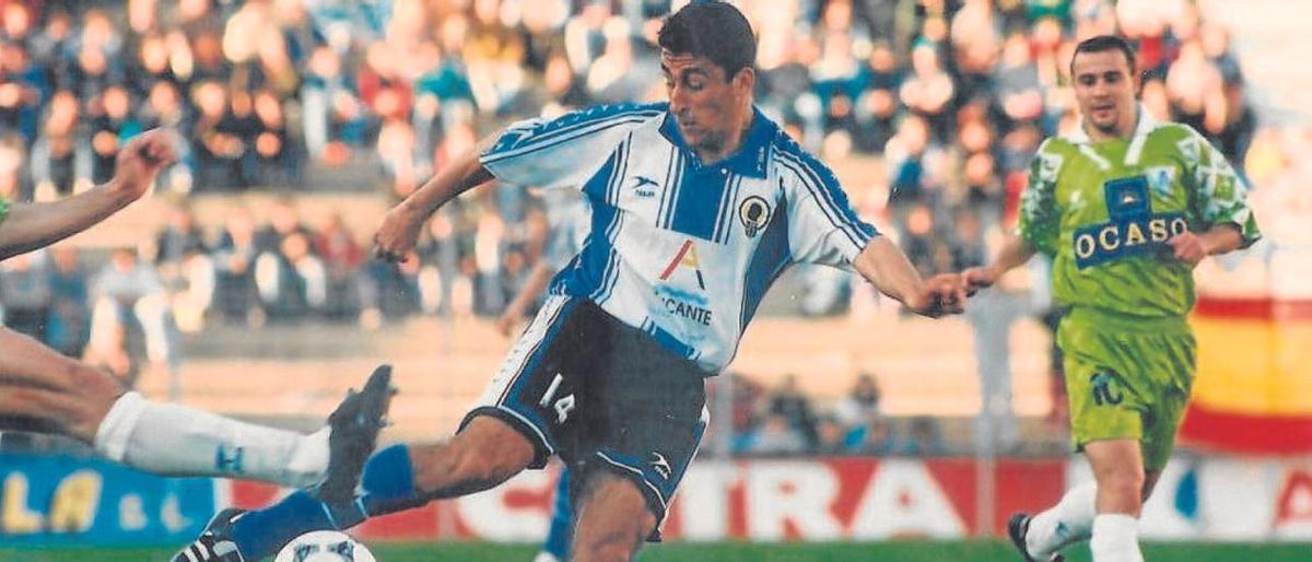 Rodríguez durante un lance de un partido en el estadio José Rico Pérez