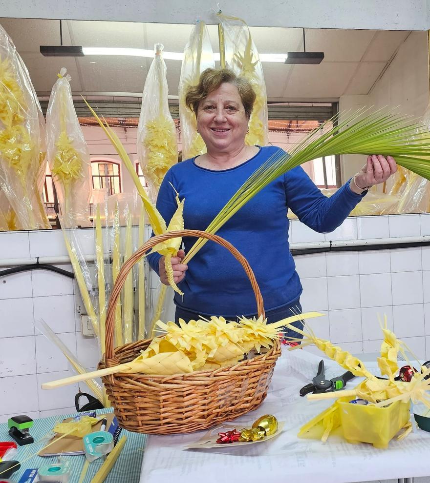 &quot;Es un oficio casi perdido que heredé de mi madre&quot;: así elabora Tere Alonso las palmas de Ramos para la Semana Santa de Villaviciosa
