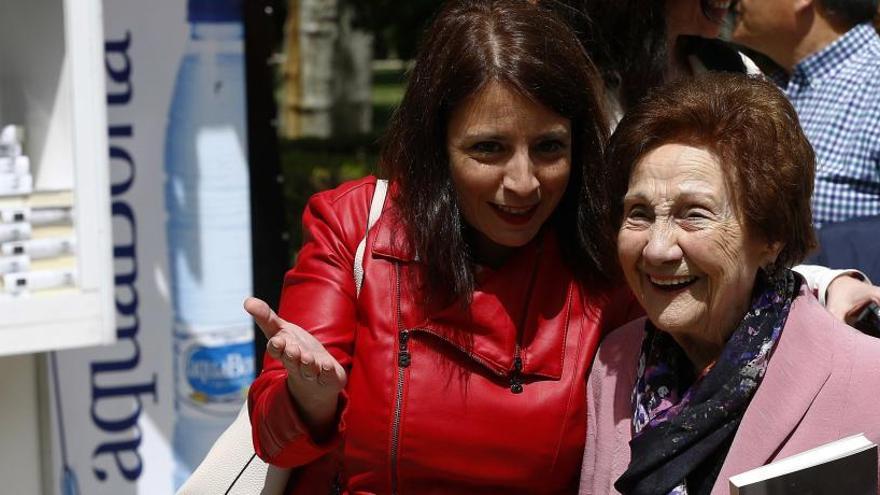 Lastra, junto a Ángeles Flórez, presidenta honorífica de las Juventudes Socialistas de Asturias.