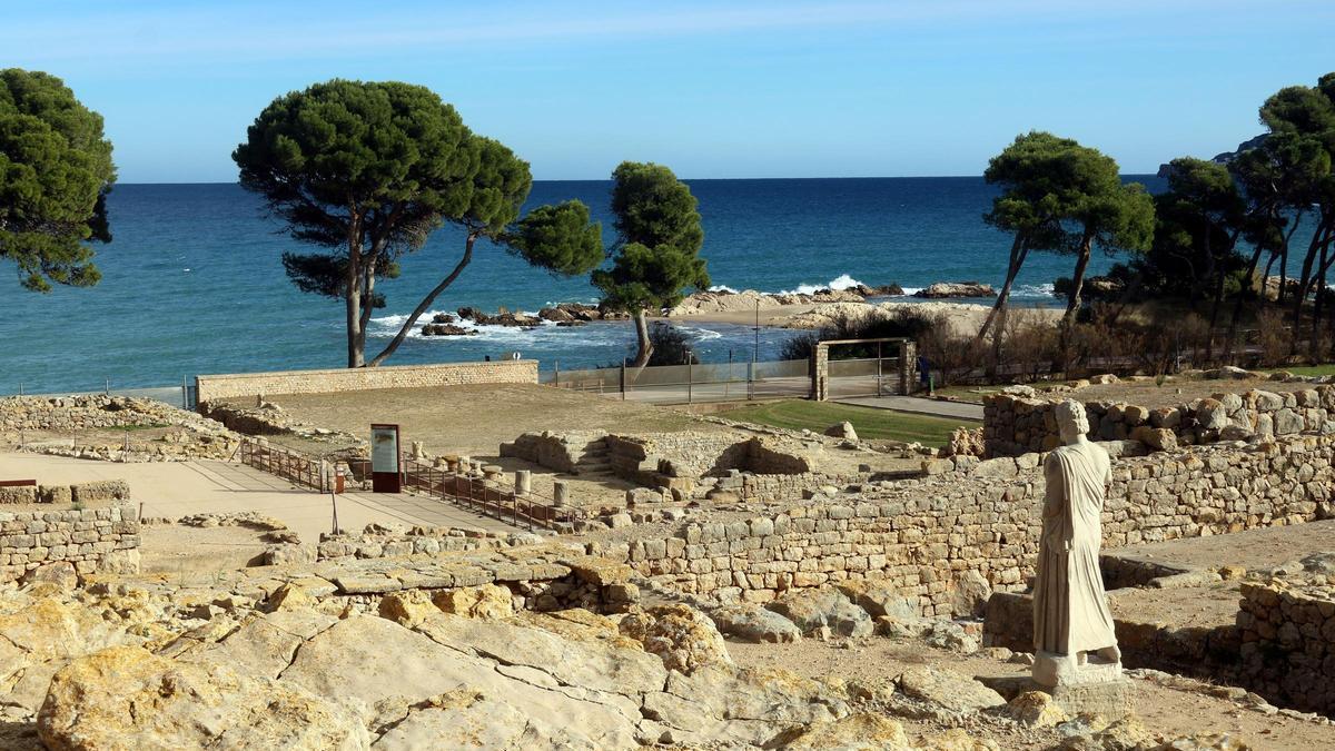 El jaciment d’Empúries,  amb vista al mar Mediterrani.