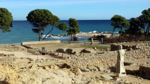 El jaciment d’Empúries,  amb vista al mar Mediterrani.