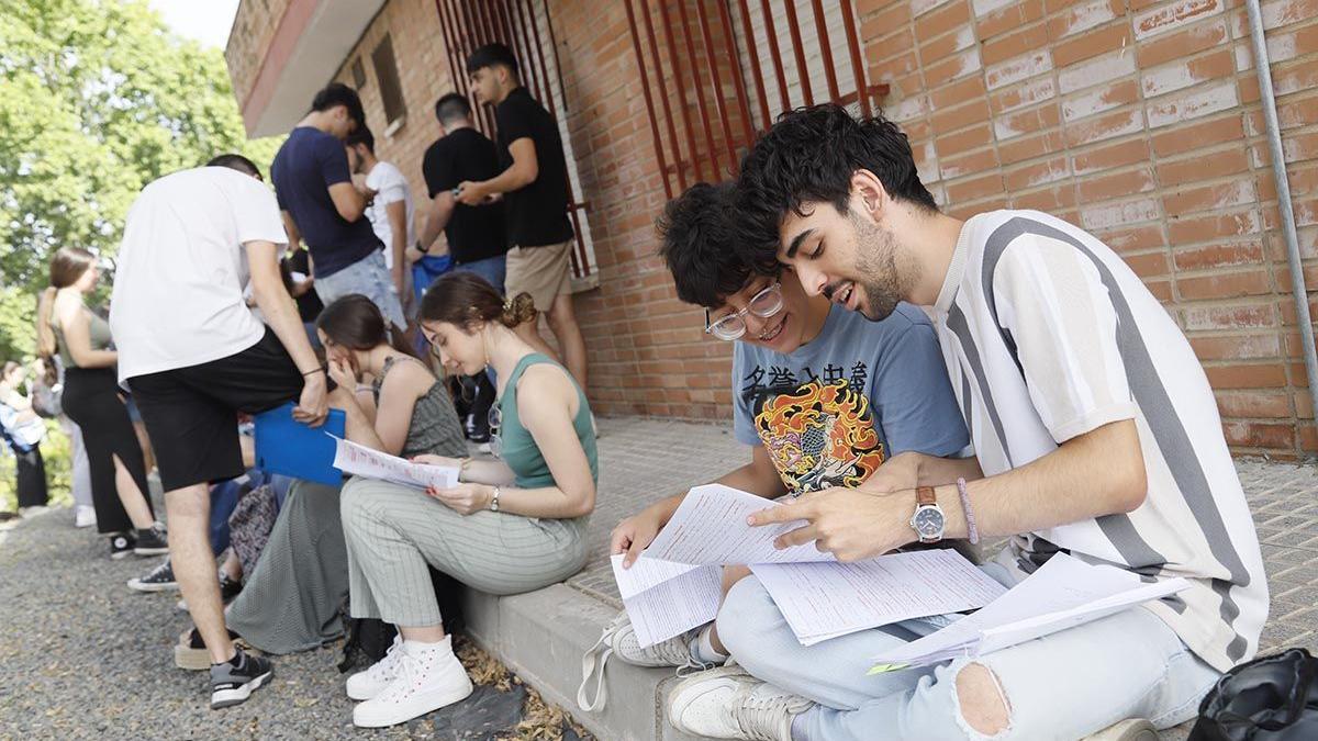 Alumnos repasan antes de un examen de Selectividad.