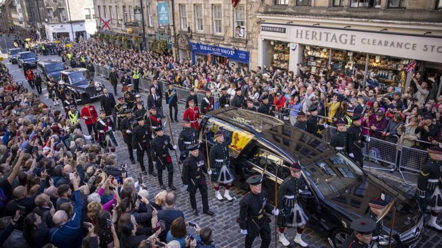Una multitud presenta els seus respectes a Elisabet II a Edimburg