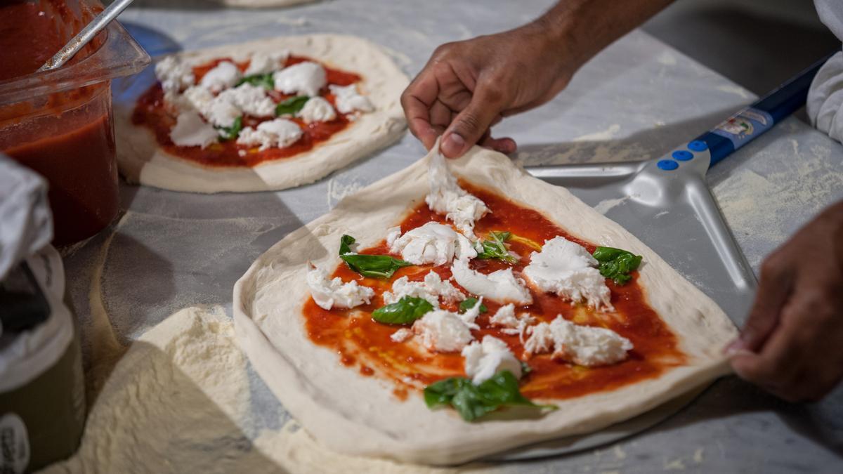 Una pizza napolitana, antes de hacerse en el horno.