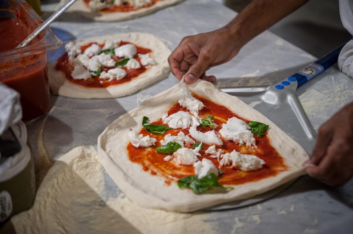 Una pizza napolitana, antes de hacerse en el horno.