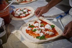 Una pizza napolitana, antes de hacerse en el horno.