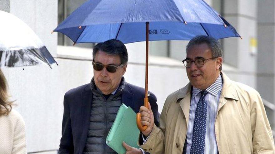 El juez sienta en el banquillo a González en dos piezas del &#039;caso Lezo&#039;