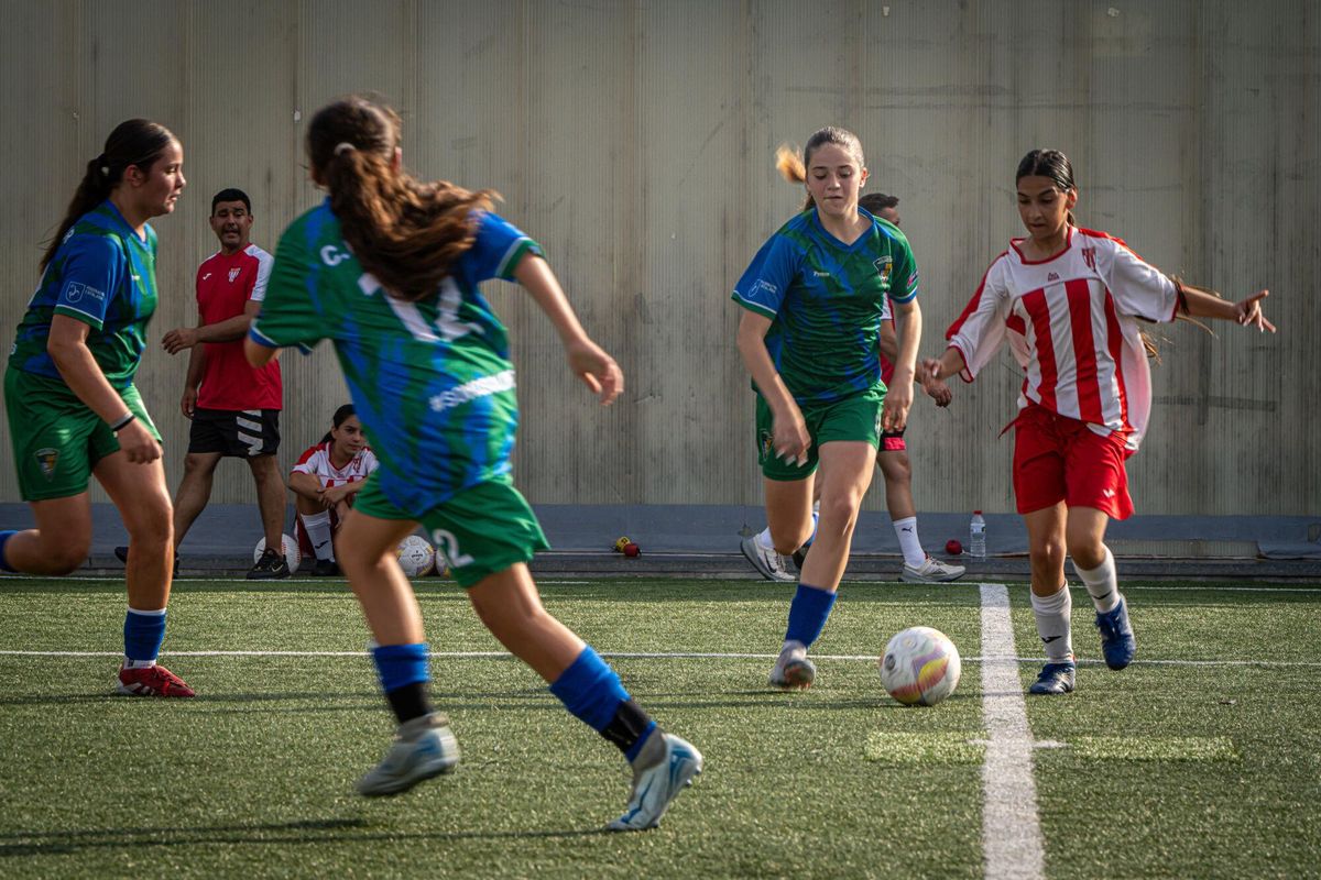 Las niñas gitanas lideran el cambio del fútbol femenino en La Mina