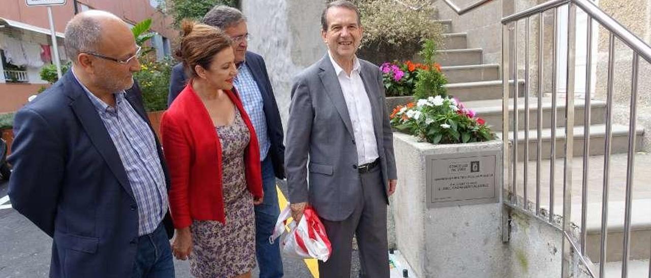 Caballero, junto a los ediles Abel Losada, Uxía Blanco y Javier Pardo, en la obra de Escolas Públicas. // FdV