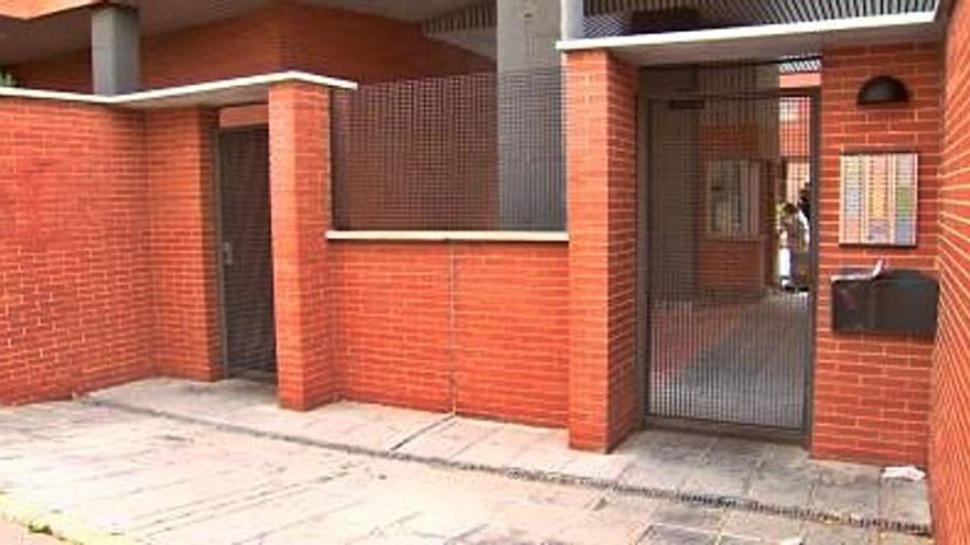 Entrada del inmueble donde se produjo el crimen machista. |   // E. PRESS