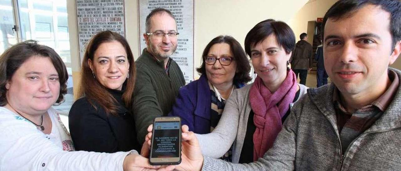 Por la izquierda, los investigadores Elena Montañés Roces, Pilar González Torre, Jorge Coque Martínez, Leonor Castrillón Peláez, Yolanda Fernández Nava y José Ramón Quevedo, ayer, mostrando la aplicación.