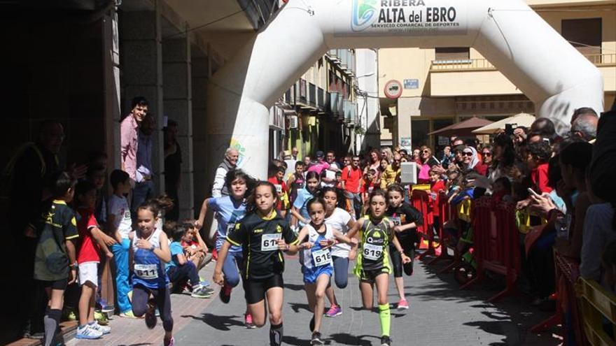 Más de 200 personas compiten en la carrera popular