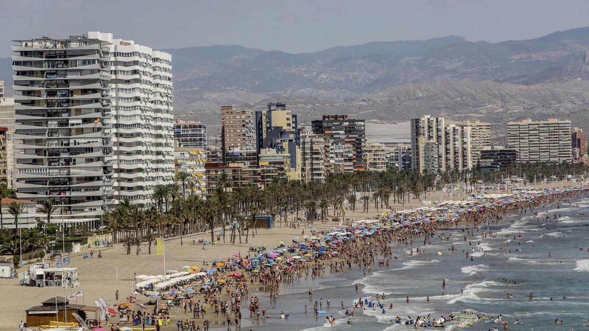 La playa más larga de la provincia de Alicante: casi 7 kilómetros de arena fina para disfrutar del verano