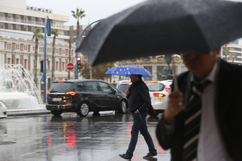 Las precipitaciones obligan a los alicantinos a salir a la calle con paraguas