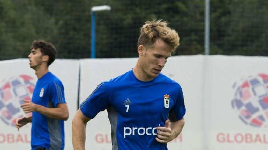 Susaeta toca el balón con Torró al fondo.