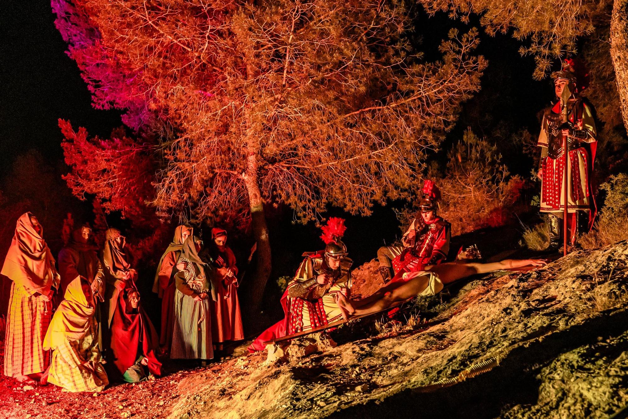 Actores y actrices amateurs escenifican “La Passió” de La Nucia en la noche del Jueves Santo