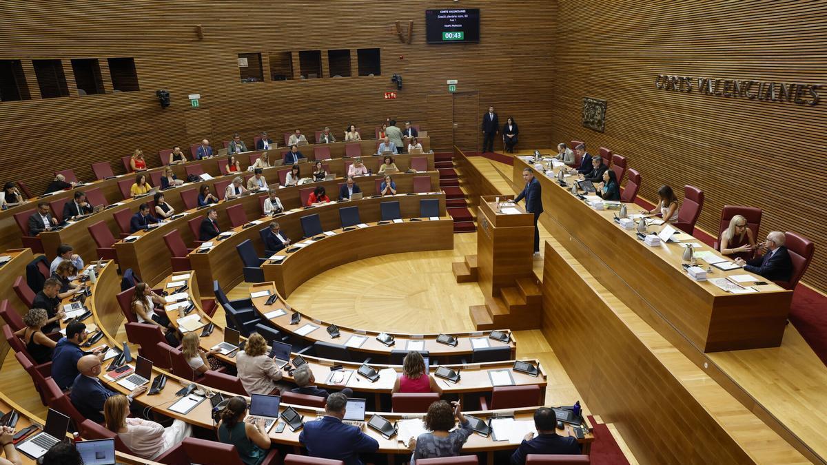 Vista general del hemiciclo de las Corts, donde este martes ha arrancado el debate del proyecto de ley de Presupuestos de la Generalitat de 2026.