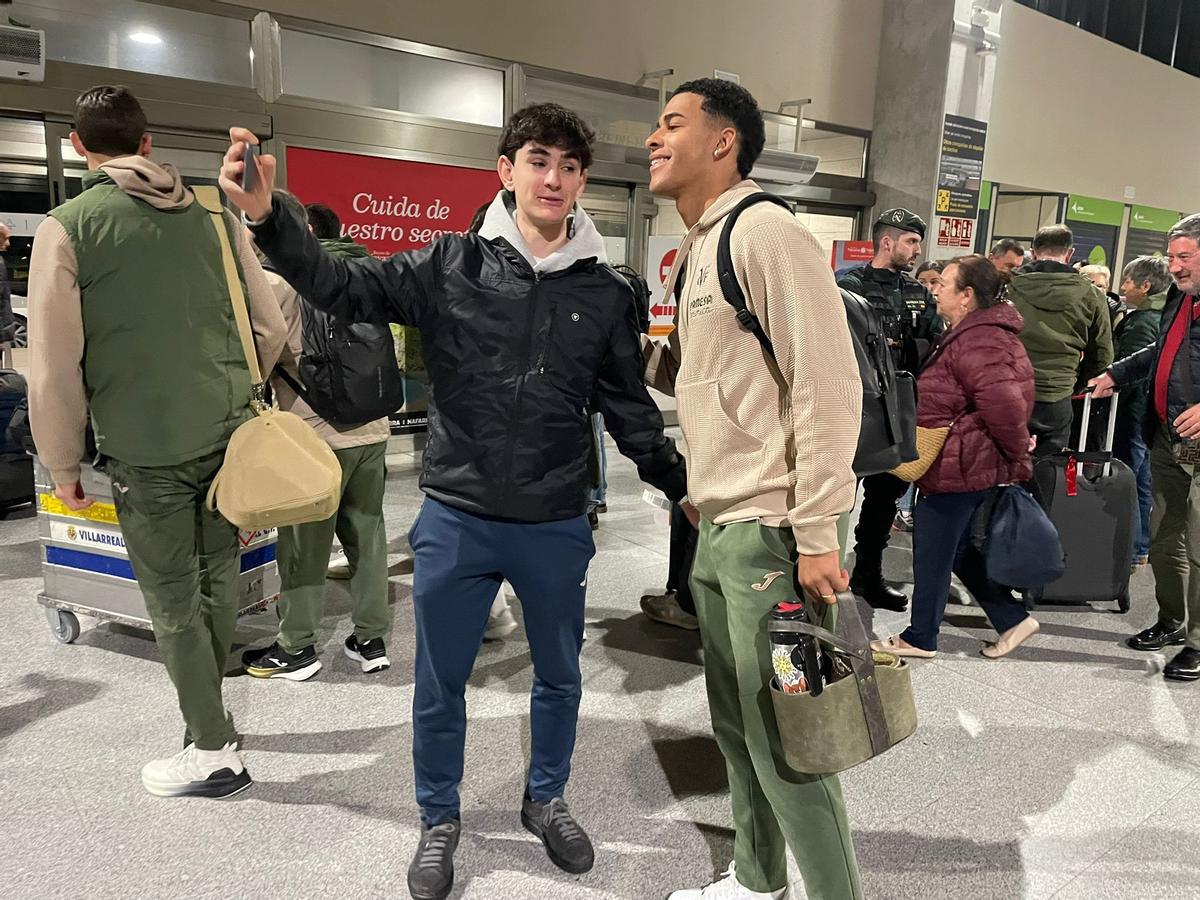 Mouriño se hace una foto con un aficionado en la llegada al aeropuerto.