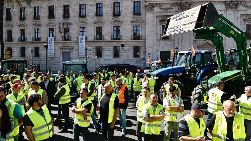 Los tractores abandonan València tras la protesta en el centro