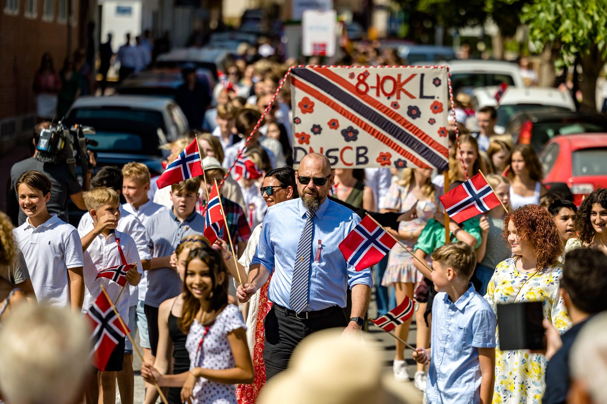 Banderas, desfiles, música, trajes regionales y un sol de justicia. L'Alfàs del Pi ha vuelto a ser este martes una "pequeña" Noruega con la celebración día oficial del país.