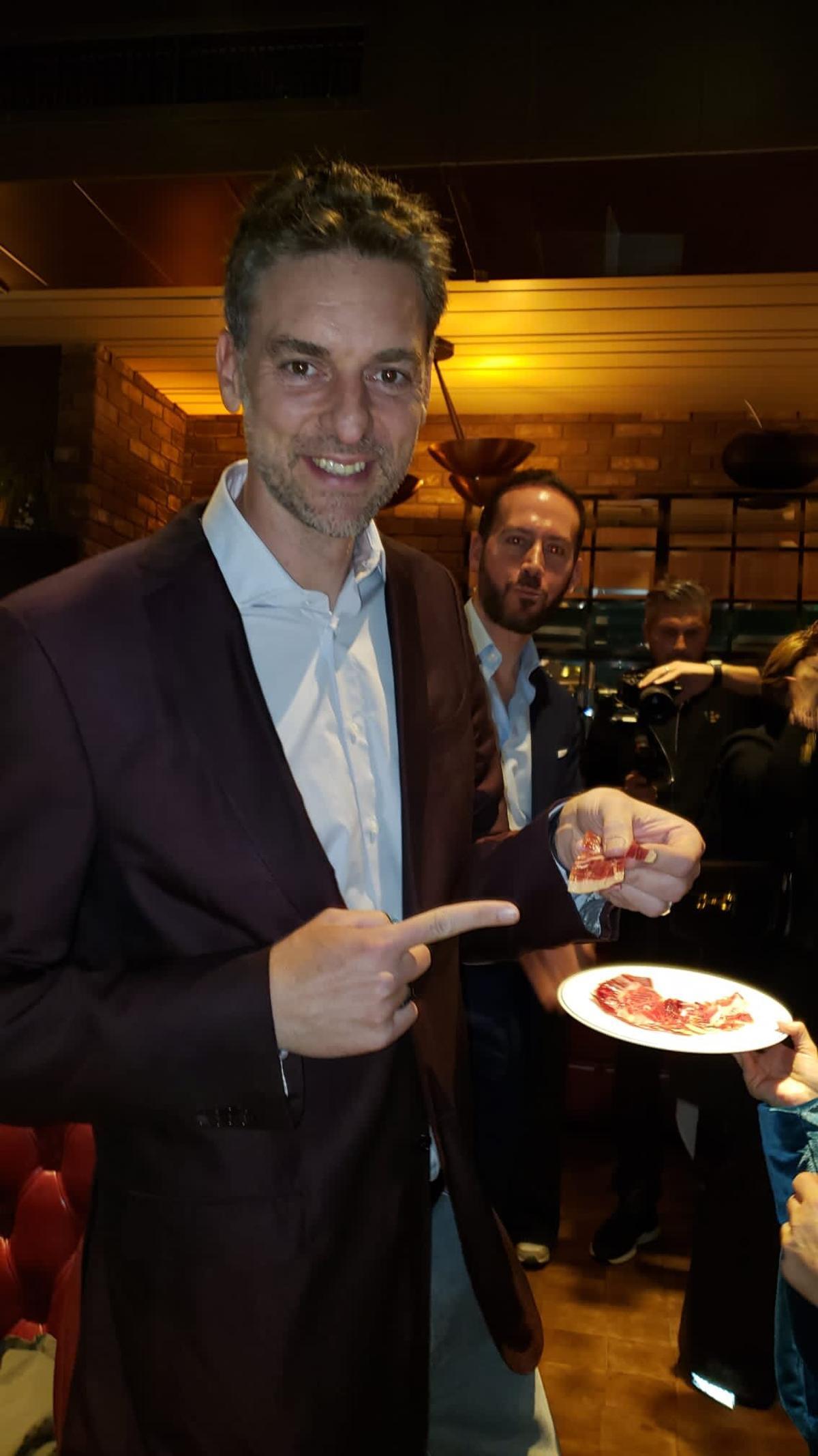 Pau Gasol, junto al jamón de Los Pedroches.