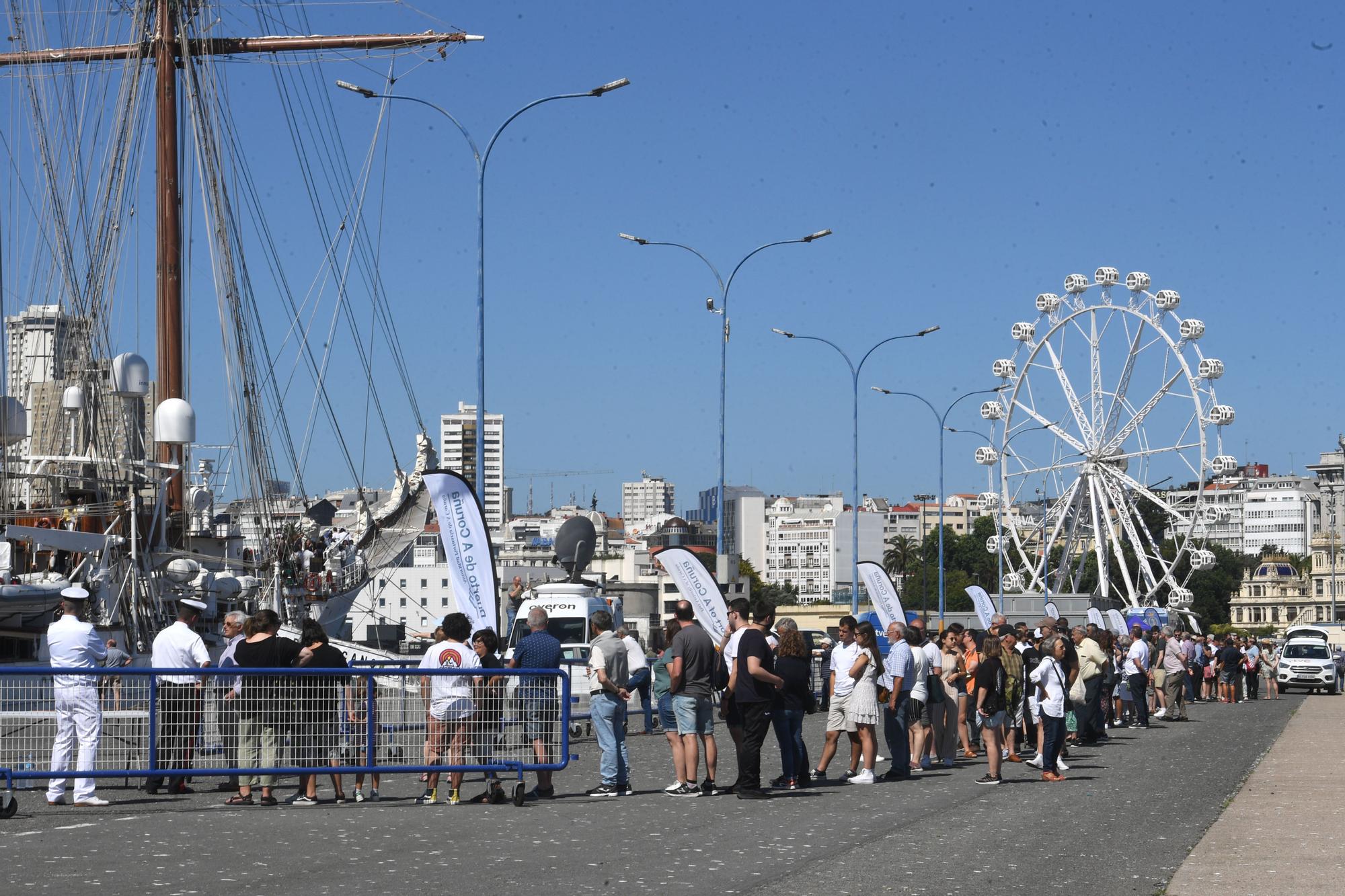 Colas para visitar el 'Juan Sebastián de Elcano' en A Coruña