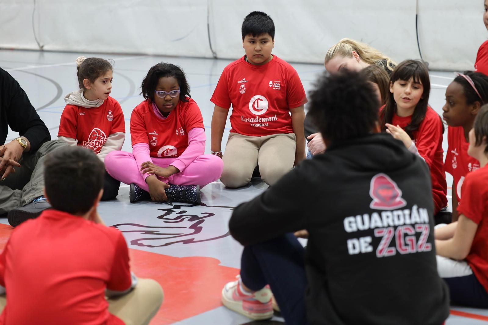 En imágenes | Visita del Casademont Zaragoza al Colegio Tenerías
