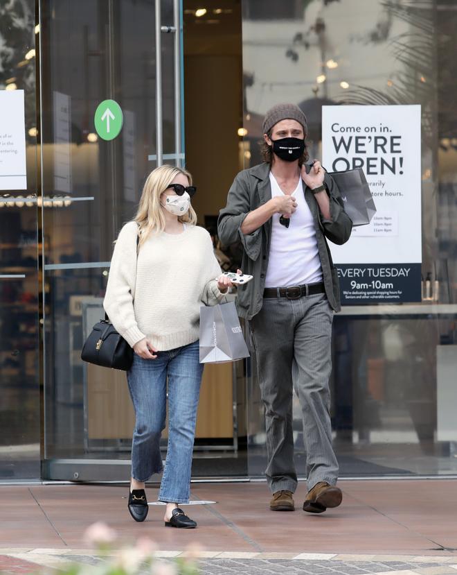 Emma Roberts con vaqueros y mules