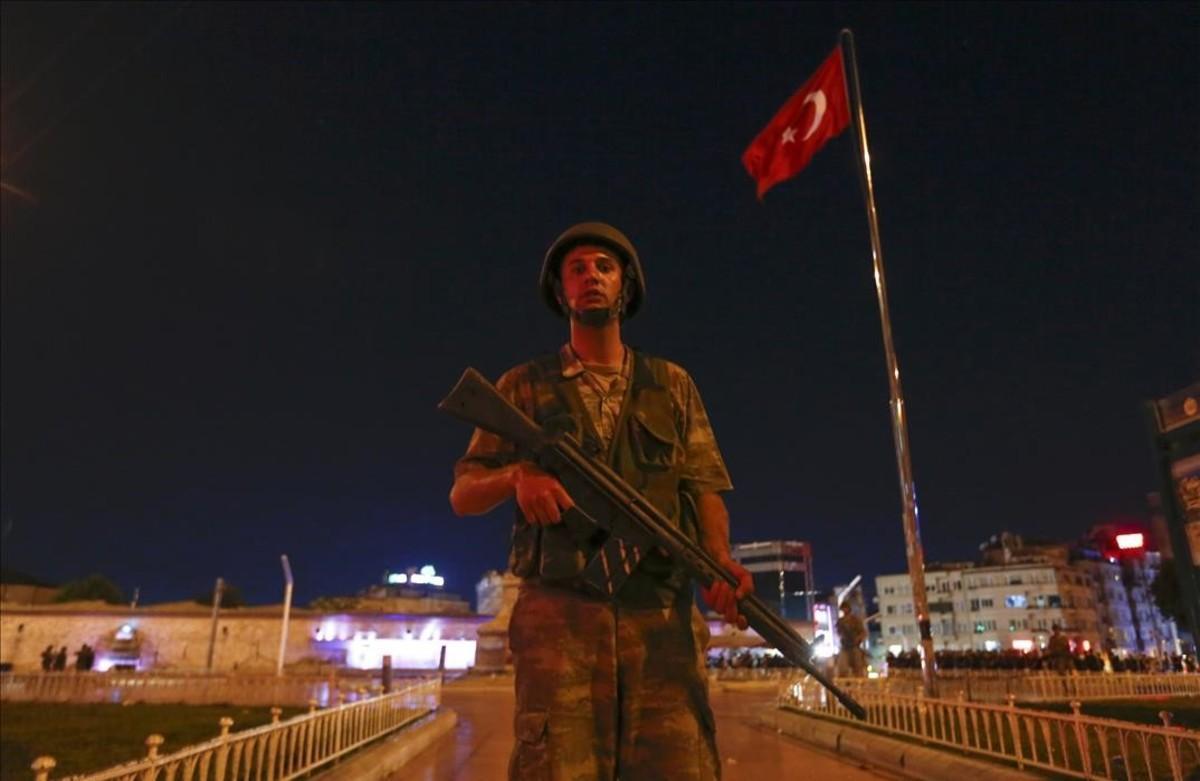 Un militar turco controla la plaza Taksim en Estambul,