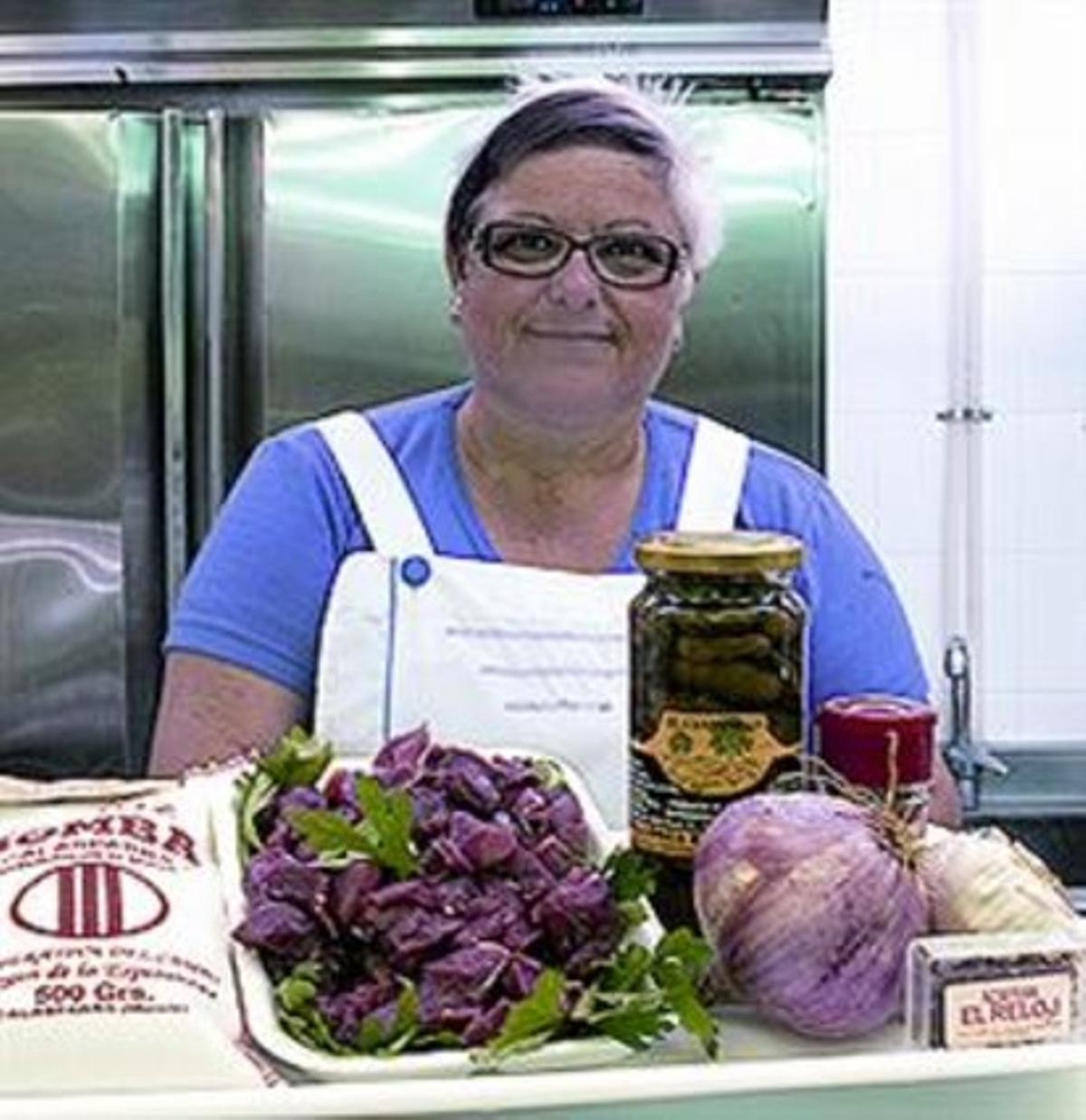 Dolores García Asensio mostra els ingredients. Dolores García Asensio mostra els ingredients.