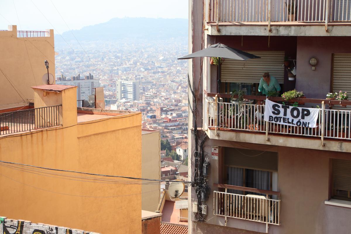 El Turó de la Rovira denuncia que la masificación turística colapsa los buses del barrio